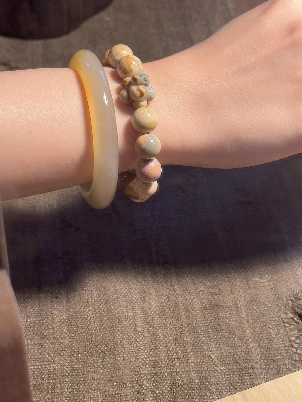Blue Caramel Alashan Agate Bracelet – natural stone detail 7