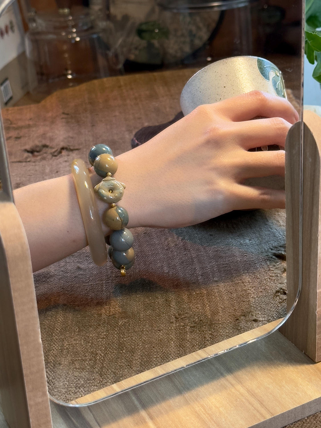 Natural Alashan agate bead bracelet close up