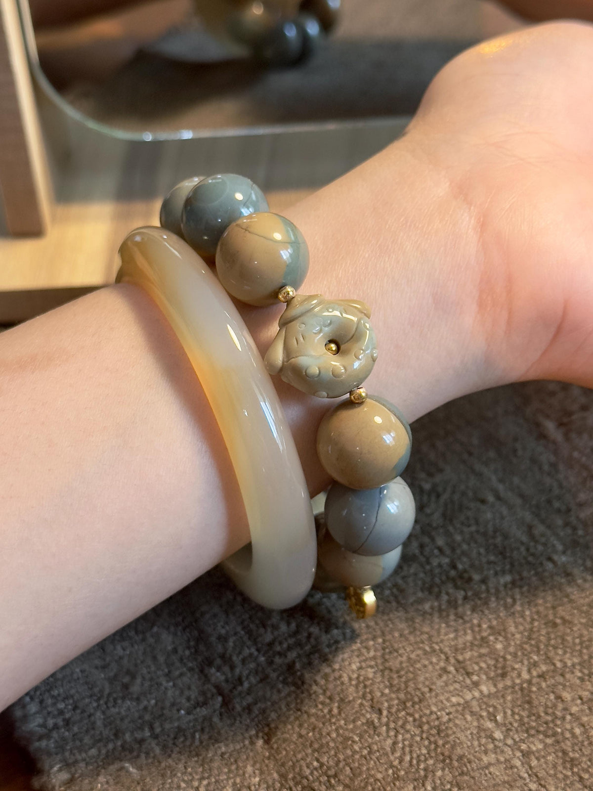 Alashan agate tortoise charm bracelet close up