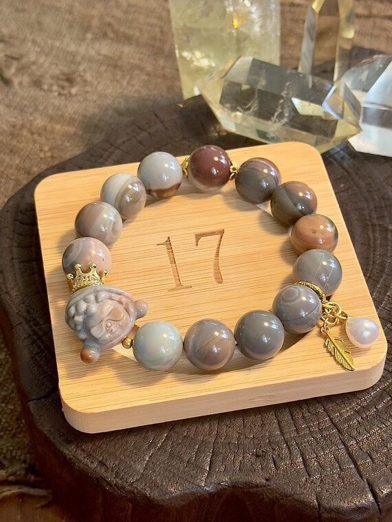 Alashan agate tortoise charm bracelet close up