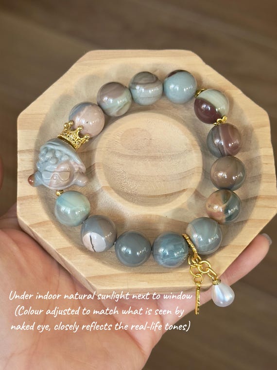 Natural Alashan agate bead bracelet close up