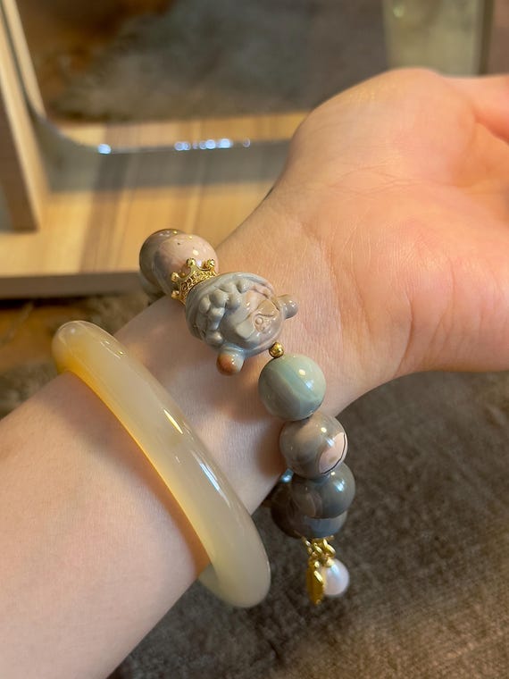 Alashan agate tortoise charm bracelet detail