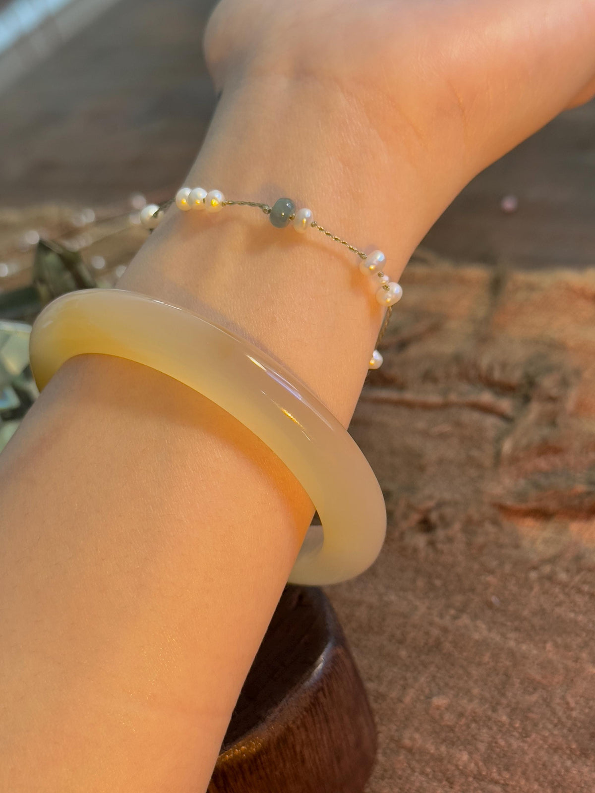 Freshwater pearl bracelet with jade and yellow jade detail