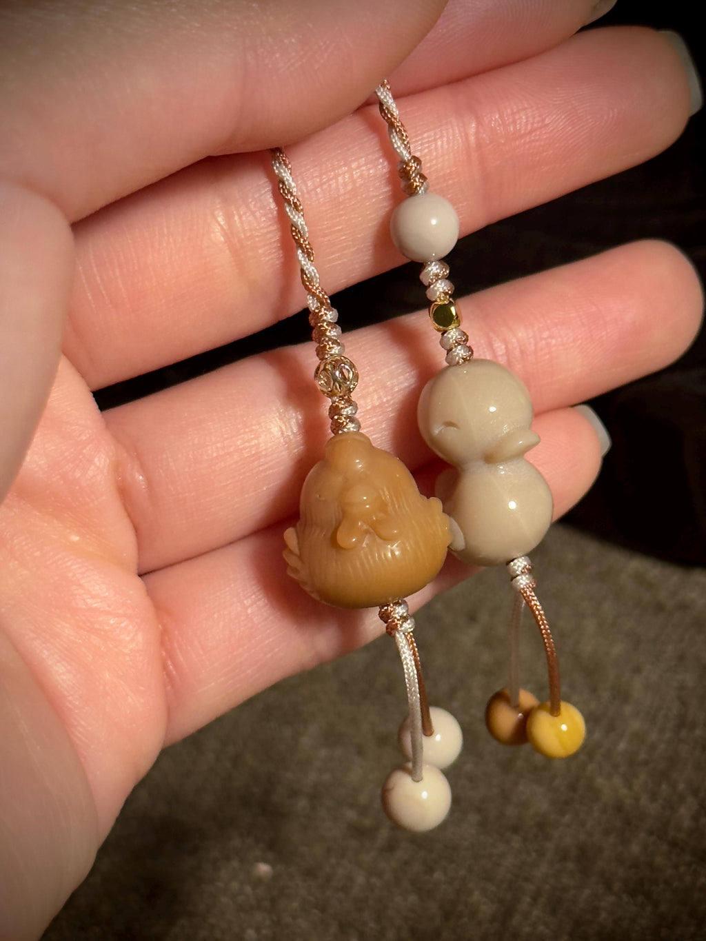 Caramel and cream Duck & Chicken natural Alashan agate handwoven bag charm – detail 3