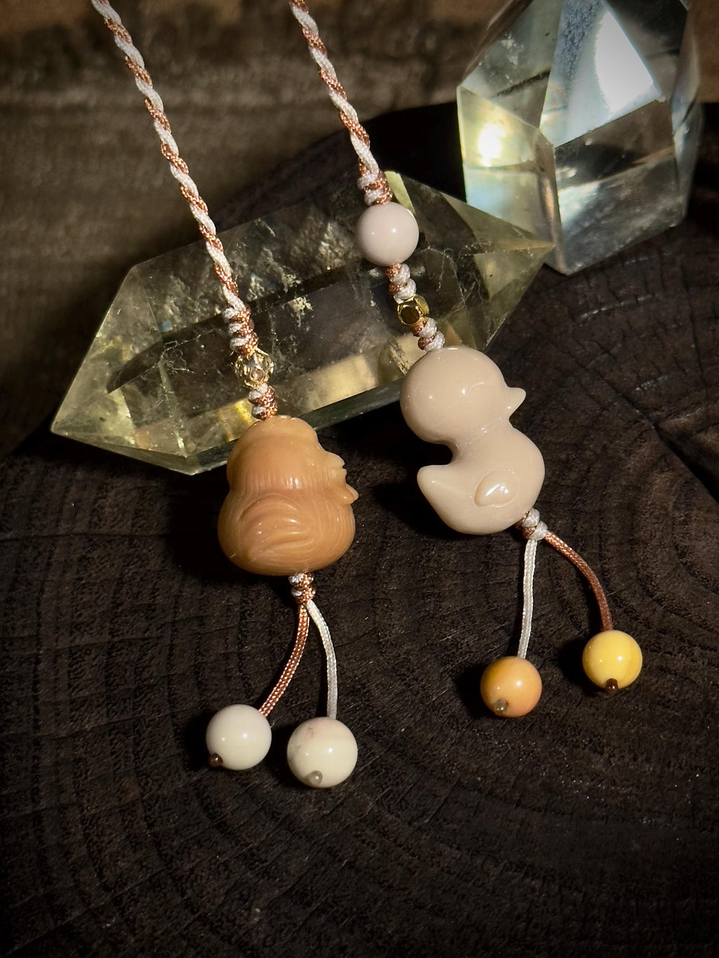 Caramel and cream Duck & Chicken natural Alashan agate handwoven bag charm – detail 2