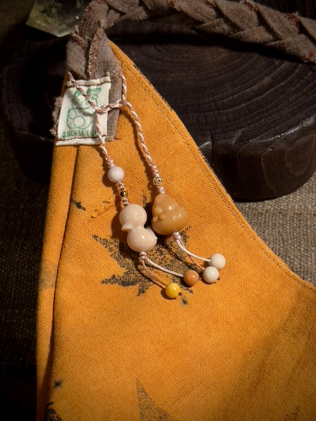 Caramel and cream Duck & Chicken natural Alashan agate handwoven bag charm – detail 4